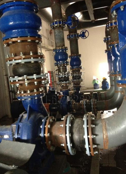 河北省滄州市南皮縣異徑橡膠接頭的實(shí)際安裝圖 /></p>異徑橡膠接頭是一種管道中常用的配件。異徑橡膠接頭在80年代末進(jìn)入國內(nèi)，當(dāng)時(shí)主要作為管道減震補(bǔ)償器使用，在引進(jìn)異徑橡膠接頭時(shí)有不同的廠家通過各種不同的渠道引進(jìn)，應(yīng)此開發(fā)衍生出來的國產(chǎn)異徑橡膠接頭的名稱和型號(hào)方面有很大的區(qū)別。河北省滄州市南皮縣異徑橡膠接頭的標(biāo)準(zhǔn)主要為CJT208-2005，根據(jù)半鋼子午線輪胎原理設(shè)計(jì)制造，分為內(nèi)膠層，中間鋼絲加固層和尼龍簾布骨架層，外膠層，此技術(shù)在異徑橡膠接頭的生產(chǎn)制造中使用，有效的提高了異徑橡膠接頭的各種機(jī)械性能，特別是在高壓環(huán)境下的伸縮變形，有效的解決了一般的異徑橡膠接頭使用壽命短易撕裂等問題 ！        我公司不僅作為河北省滄州市南皮縣異徑橡膠接頭的供應(yīng)商更是作為異徑橡膠接頭生產(chǎn)廠家，我們從異徑橡膠接頭報(bào)價(jià)到生產(chǎn)再到出廠發(fā)貨都經(jīng)過嚴(yán)格的審查。異徑橡膠接頭的報(bào)價(jià)是根據(jù)我們這邊的市場(chǎng)行情來進(jìn)行對(duì)應(yīng)的調(diào)整，在價(jià)格上是優(yōu)惠的。在異徑橡膠接頭的生產(chǎn)方面，河北省滄州市南皮縣異徑橡膠接頭材質(zhì)是根據(jù)買家所過的介質(zhì)的不同來進(jìn)行下料纏繞壓制，河北省滄州市南皮縣異徑橡膠接頭的材質(zhì)種類繁多，比較常用的材質(zhì)有：1、 天然橡膠：彈性大，定伸強(qiáng)度高，耐磨性和耐旱性良好，使用溫度范圍：約－60℃～＋80℃介質(zhì)可以為水，氣體等。2、 氯丁橡膠（CR）使用溫度范圍：約－45℃～＋100℃，介質(zhì)主要為海水。它具有優(yōu)良的抗氧、抗臭氧性，不易燃，著火后能自熄，耐油、耐溶劑、耐酸以及耐老化、氣密性好等優(yōu)點(diǎn)；其物理機(jī)械性能也比天然橡膠好，故可用作通用橡膠，也可用作橡膠。3、丁晴橡膠（NBR）：耐油、耐汽油好，使用溫度范圍約－30℃～＋100℃。對(duì)應(yīng)的產(chǎn)品為：耐油異徑橡膠接頭，介質(zhì)為：污水。4、三元乙丙橡膠是用于有一定腐蝕性的氣體或者液體管道內(nèi)，溫度在一百度左右都是沒問題的，英文簡稱為，Epdm，特性：抗臭氧、耐紫外線、耐氣候性和耐老化性優(yōu)異 。溫度：－50℃～＋150℃。通過對(duì)三元乙丙橡膠的高填充配合，使其性能達(dá)到比較優(yōu)，可適用于高復(fù)合型條件之下工作。5、氟橡膠（FPM）：氟橡膠（FPM）是由含氟單體共聚而成的有機(jī)彈性體。其特點(diǎn)耐溫高可達(dá)300℃，對(duì)應(yīng)的產(chǎn)品為：耐高溫異徑橡膠接頭。        另外我公司產(chǎn)品在出廠之后也有一定的售后保障，客戶如果有疑問的話我們可以免費(fèi)到現(xiàn)場(chǎng)調(diào)試并指導(dǎo)安裝，直到經(jīng)驗(yàn)收合格為止，我們生產(chǎn)的異徑橡膠接頭質(zhì)量保修期三年內(nèi)實(shí)行三包。質(zhì)保期后壹年內(nèi)因設(shè)備制造不良或配套產(chǎn)品質(zhì)量問題而造成設(shè)備損壞或不能正常運(yùn)行，免費(fèi)維修并更換零部件。 我們駱盈公司以好的設(shè)備和專業(yè)的師傅以及的服務(wù)，贏得廣大新老用戶的一致好評(píng)?！翱蛻舻臐M意，才是我們的滿意”是我們企業(yè)一貫的服務(wù)宗旨!<p style=